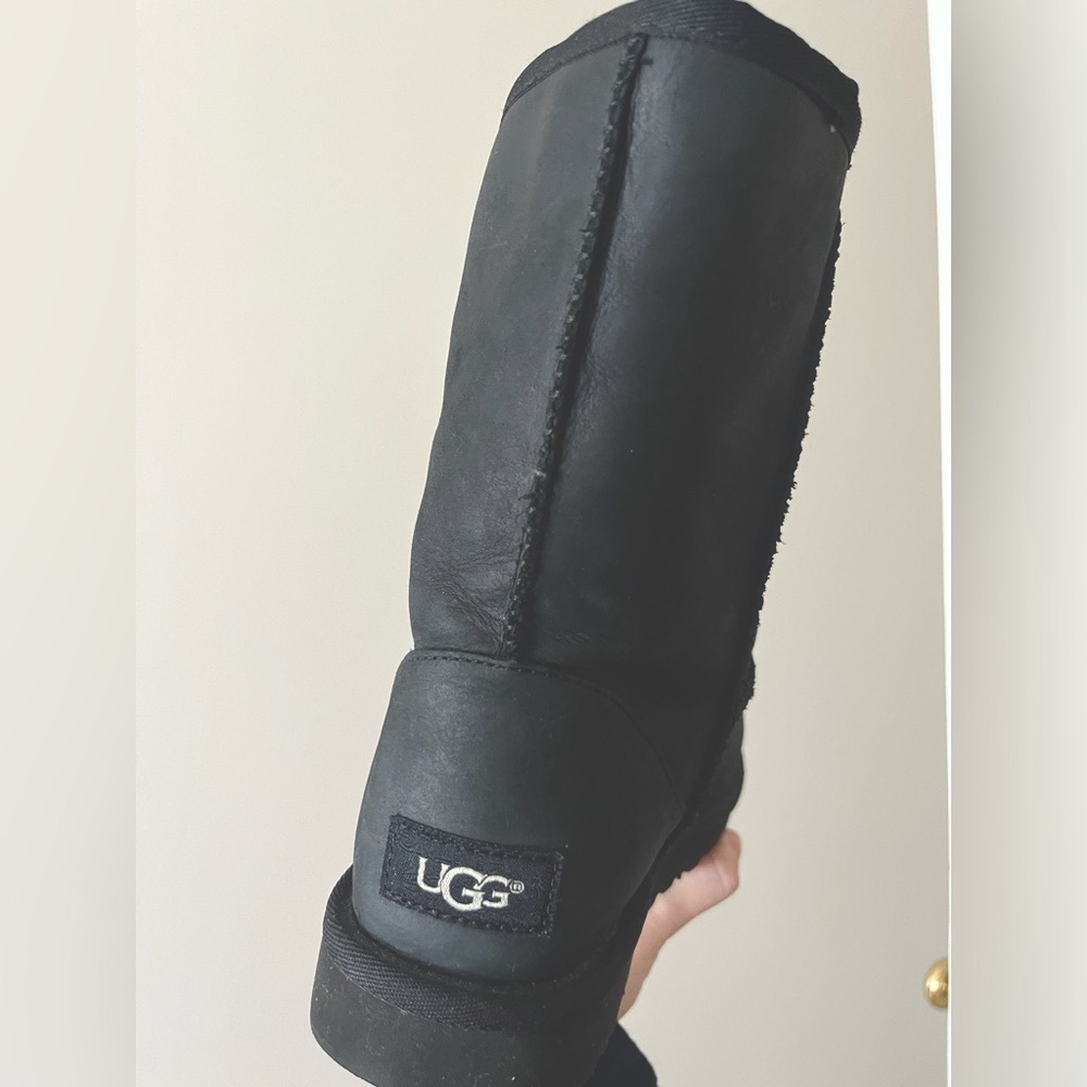 BLACK WOMENS UGGS VERY GOOD CONDITION!! (size 8 Classic Short Boot)